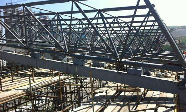 深圳简述网架公司的黑色压型钢板的吊装步履